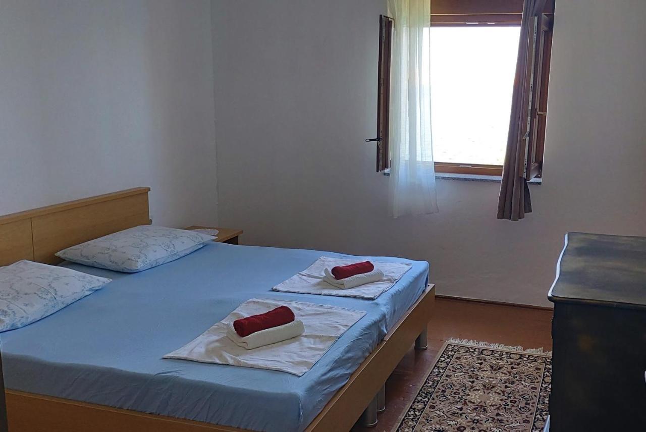 Apartmani Ana Karlobag Esterno foto