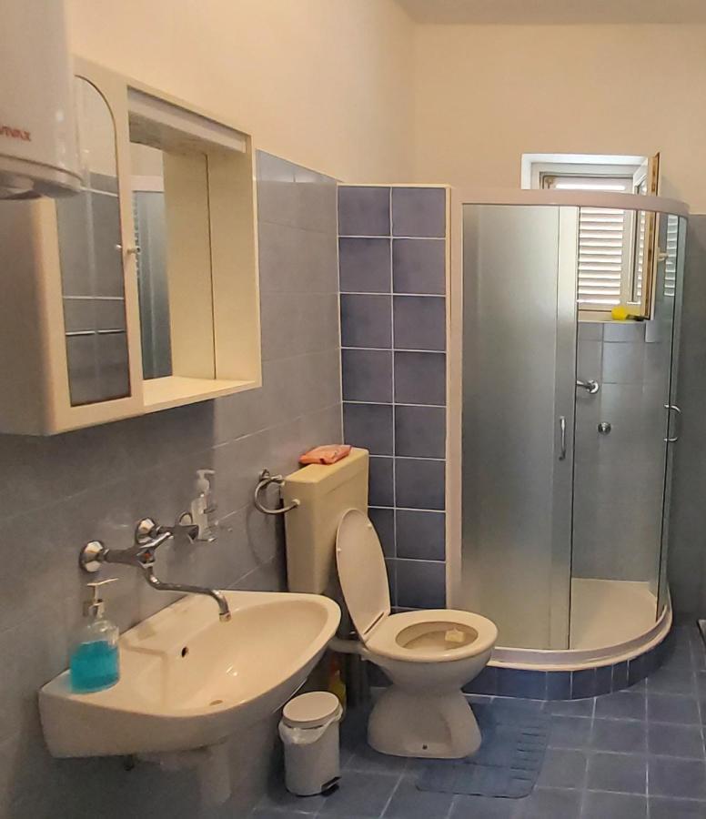 Apartmani Ana Karlobag Esterno foto