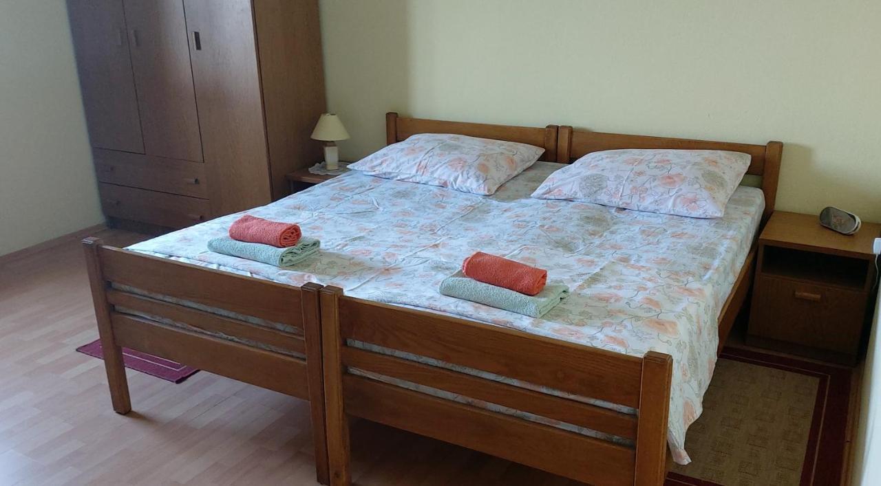 Apartmani Ana Karlobag Esterno foto